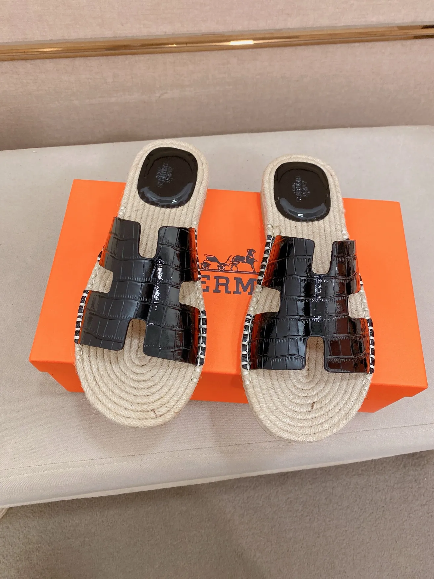 Factory price: 340💰high-end version. "HERMES" Hermès 💁♂️Men's casual slippers, compare the quality at the counter🧚🏿♂️ The upper is made of cowhide leather 🐊crocodile pattern workmanship, purely hand-drawn, raw rubber breathable and non-slip outsole, the inner is breathable and comfortable lambskin, the density is 100% comfortable, the original rubber outsole is wear-resistant and has a code number of 38-44. Can be customized 45-46-47💥🏆